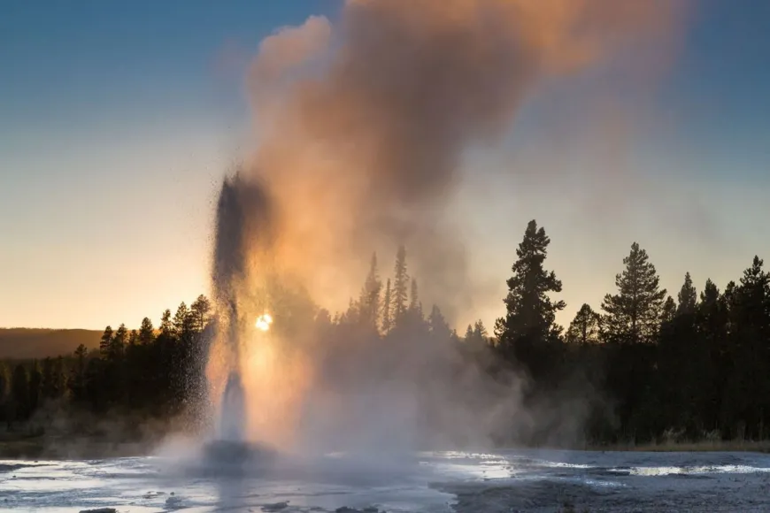 Pink Cone Geyser - Yellowstone Pink Cone Geyser - Yellowstone National Park